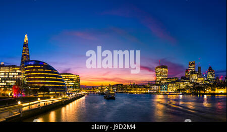 Panorama, Promenade an der Themse, Potters Fields Park, Skyline der City of London, Gherkin, Leadenhall Gebäude Stockfoto