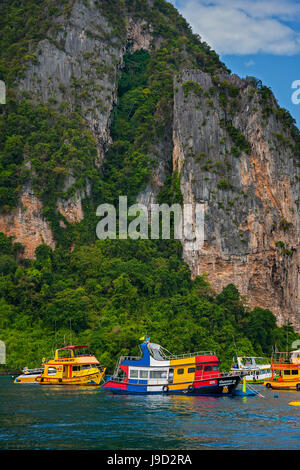 Touristen-Boote vor der Felswand, Ko Phi Phi Island, Phuket, Thailand Stockfoto