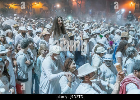 Masse der Leute, weiße Pulver und weiße Kleider, Abend-Stimmung, Karneval La Fiesta de Los Indianos, Las Palmas de Gran Canaria Stockfoto