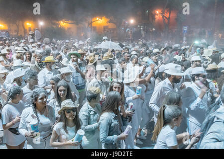 Masse der Leute, weiße Pulver und weiße Kleider, Abend-Stimmung, Karneval La Fiesta de Los Indianos, Las Palmas de Gran Canaria Stockfoto