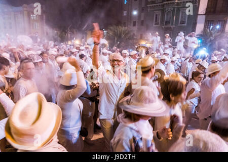 Masse der Leute, weiße Pulver und weiße Kleider, Abend-Stimmung, Karneval La Fiesta de Los Indianos, Las Palmas de Gran Canaria Stockfoto