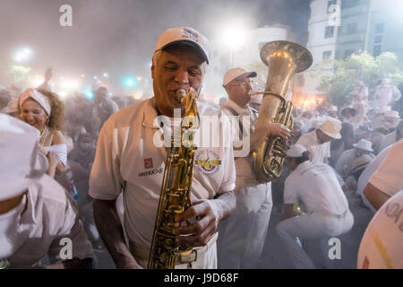 Weisses Pulver Und Weisse Kleidung Und Kapelle Banda de Agaete Beim Karneval La Fiesta de Los Indianos, Las Palmas de Gran Canaria, Kanarische Inseln, Stockfoto