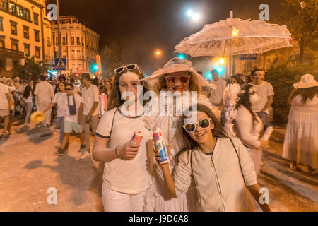 Weisses Pulver Und Weisse Kleidung Beim Karneval La Fiesta de Los Indianos, Las Palmas de Gran Canaria, Kanarische Inseln, Spanien |  Los Indianos Auto Stockfoto