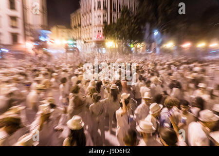 Weisses Pulver Und Weisse Kleidung Beim Karneval La Fiesta de Los Indianos, Las Palmas de Gran Canaria, Kanarische Inseln, Spanien |  Los Indianos Auto Stockfoto