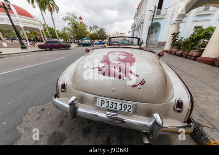 Klassischen Chevrolet Bel Air Taxi mit benutzerdefinierten Che Lackierung in der Stadt Cienfuegos, Kuba, Karibik, Caribbean Stockfoto