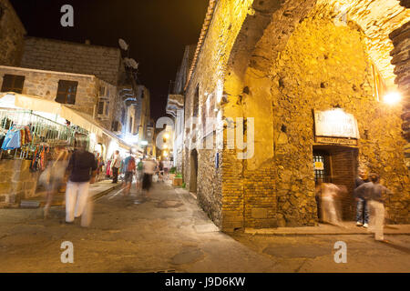 Touristen in den mittelalterlichen Gassen der alten Stadt, Porto-Vecchio, Korsika, Frankreich, Europa Stockfoto