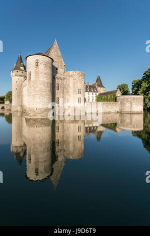 Burg und der Burggraben, Sully-Sur-Loire, UNESCO-Weltkulturerbe, Loiret, Centre, Frankreich Stockfoto