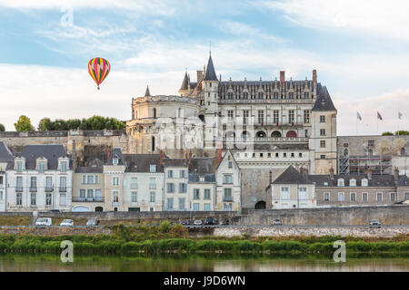 Heißluft-Ballon in den Himmel über dem Schloss Amboise, UNESCO-Weltkulturerbe, Indre-et-Loire, Loire-Tal, Frankreich Stockfoto