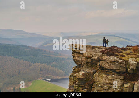 Wanderer die Aussicht auf Hathersage Rand, Ladybower Vorratsbehälter unten, Peak District National Park, Derbyshire, England Stockfoto