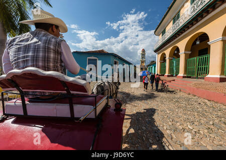 Ein Pferdefuhrwerk Volksmund Coche in Plaza Mayor, Trinidad, UNESCO World Heritage Site, Kuba, Karibik, Karibik Stockfoto