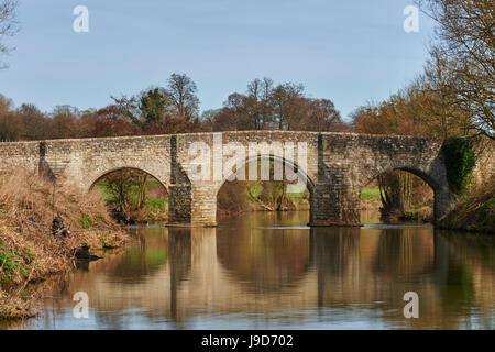 Fischer neben Teston Brücke über den Fluss Medway, erbaut im 14. Jahrhundert, in der Nähe von Maidstone, Kent, England Stockfoto