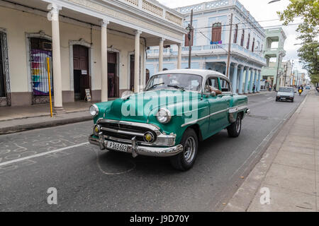 Klassiker der 1950er Jahre Chevrolet Bel Air Taxi, lokal bekannt als Almendrones in der Stadt Cienfuegos, Kuba, Karibik, Caribbean Stockfoto