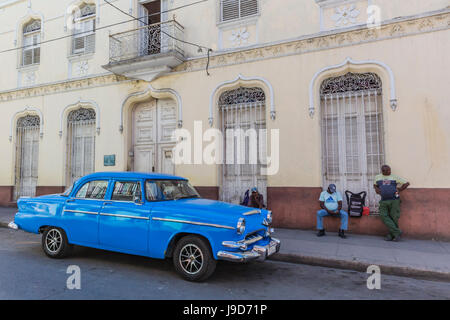 Klassiker der 1950er Jahre Dodge taxi, lokal bekannt als Almendrones in der Stadt Cienfuegos, Kuba, Westindische Inseln, Karibik, Mittelamerika Stockfoto