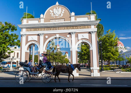 Das Arco de Triunfo Replikat in Parque Jose Marti in der Stadt Cienfuegos, UNESCO, Kuba, West Indies, Karibik Stockfoto