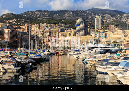 Leuchtenden Farben auf den glamourösen Hafen von Monaco (Port Hercules) mit vielen Yachten und Reflexionen, Monte Carlo, Monaco, Cote d ' Azur Stockfoto