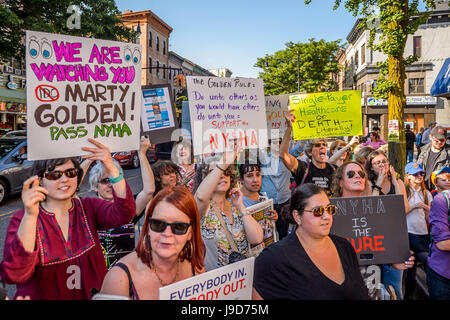 Brooklyn, USA. 31. Mai 2017. Nach New York Single-Payer verabschiedet Healthcare Gesetz der New York Versammlung vergangene Woche, Bestandteile des New York Senator Marty Golden State Ziel, seine Rolle in den möglichen Erfolg oder Misserfolg des New York Health Act (Bill S4840) durch die Organisation einer Kundgebung vor seinem Büro in Brooklyn. Bildnachweis: Erik McGregor/Pacific Press/Alamy Live-Nachrichten Stockfoto