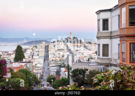 Super-Mond und Blick auf die Bay Area, einschließlich San Francisco-Oakland Bay Bridge, San Francisco, Kalifornien, USA