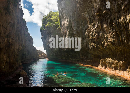 Crystal waters im Matapa Abgrund, Niue, South Pacific, Pazifik Stockfoto