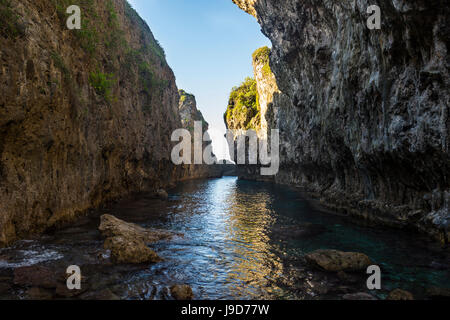 Crystall klares Wasser in die Matapa Abgrund, Niue, South Pacific, Pazifik Stockfoto