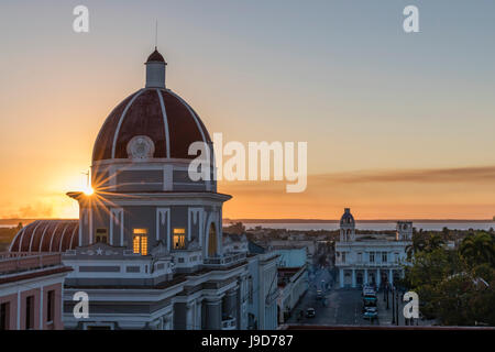 Antiguo Ayuntamiento, Heimat der Landesregierung Gebäude bei Sonnenuntergang, UNESCO, Cienfuegos, Kuba, West Indies, Karibik Stockfoto