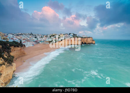 Blick auf Carvoeiro Dorf umgeben von Sandstrand und das türkisblaue Meer bei Sonnenuntergang, Gemeinde Lagoa, Algarve, Portugal, Europa Stockfoto