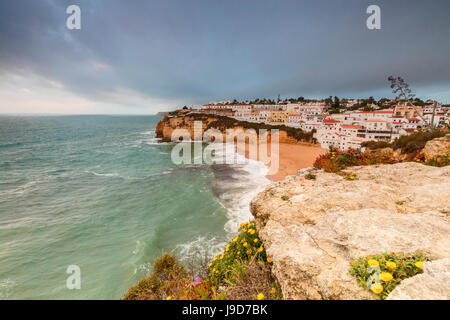 Wolken auf Carvoeiro Dorf umgeben von Sandstrand und das türkisblaue Meer, Gemeinde Lagoa, Algarve, Portugal, Europa Stockfoto