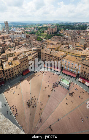 Draufsicht der Piazza del Campo mit historischen Gebäuden und der Fonte Gaia Brunnen, Siena, UNESCO, Toskana, Italien Stockfoto