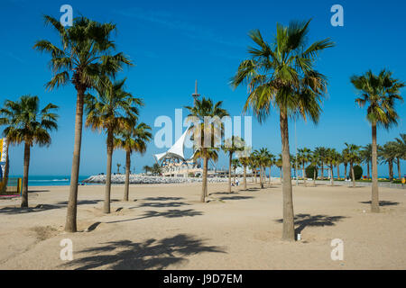 Palmen gesäumten Marina Beach, Kuwait-Stadt, Kuwait, Naher Osten Stockfoto