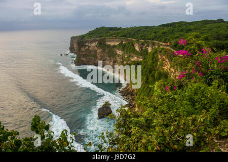 Die steilen Klippen im Bereich Uluwatu Tempel (Pura Luhur Uluwatu) Uluwatu, Bali, Indonesien, Südostasien, Asien Stockfoto