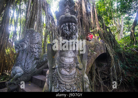 Sehr schön geschnitzte Brücke mit Verwilderung Bäume, Heilige Monkey Forest Sanctuary, Ubud, Bali, Indonesien, Südostasien, Asien Stockfoto