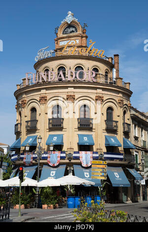 El Gallo Azul Rotunde Gebäude Café Baujahr 1929 Werbung Fundador Weinbrand, Jerez De La Frontera, Andalusien, Spanien, Europa Stockfoto