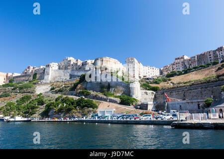 Blaues Meer umrahmt das mittelalterliche alte Stadt und Festung, Bonifacio, Korsika, Frankreich, Mittelmeer, Europa Stockfoto