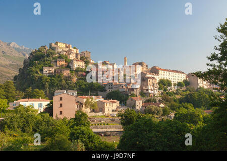 Die alte Zitadelle von Corte thront auf einem Hügel, umgeben von Bergen, Haute-Corse, Korsika, Frankreich Stockfoto