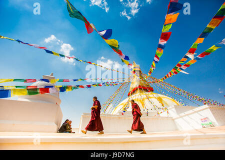 Buddhistische Mönche wandern rund um den Stupa in Bouddha (Boudhanath Tempel, UNESCO-Weltkulturerbe, Kathmandu, Nepal, Asien Stockfoto