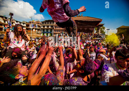 Menge werfen Pigment an Holi Festival, Durbar Square, Kathmandu, Nepal, Asien Stockfoto