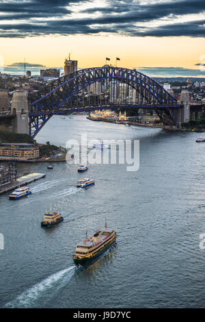 Blick über Hafen von Sydney nach Sonnenuntergang, Sydney, New South Wales, Australien, Pazifik Stockfoto