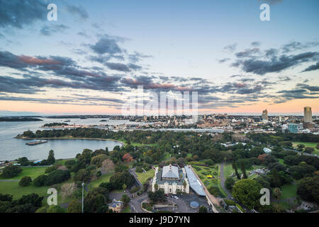 Blick über Hafen von Sydney nach Sonnenuntergang, Sydney, New South Wales, Australien, Pazifik Stockfoto