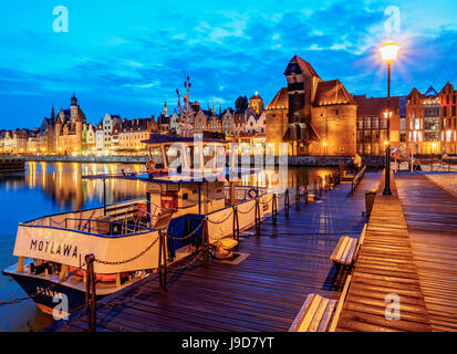 Mottlau und mittelalterlichen Hafen Kran Żuraw bei Dämmerung, Old Town, Danzig, Pommersche Woiwodschaft, Polen, Europa Stockfoto