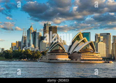 Das Sydney Opera House, UNESCO-Weltkulturerbe und Skyline von Sydney bei Sonnenuntergang, New-South.Wales, Australien, Pazifik Stockfoto