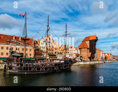 Mottlau und mittelalterlichen Hafen Kran Żuraw, Altstadt, Gdansk, Pommersche Woiwodschaft, Polen, Europa Stockfoto