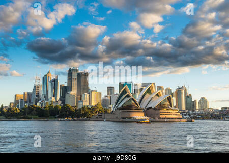 Die Skyline von Sydney bei Sonnenuntergang, New South Wales, Australien, Pazifik Stockfoto