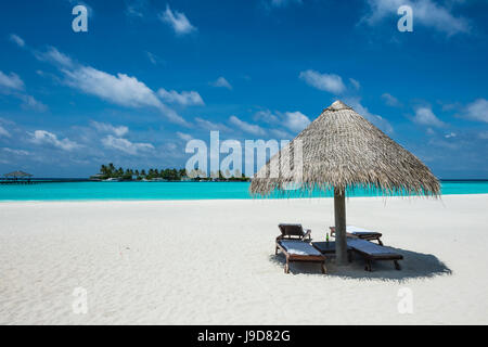 Sonnenschirm auf einem weißen Sandstrand und türkisfarbenes Wasser, Sun Island Resort, Nalaguraidhoo Insel, Ari Atoll, Malediven, Indischer Ozean Stockfoto