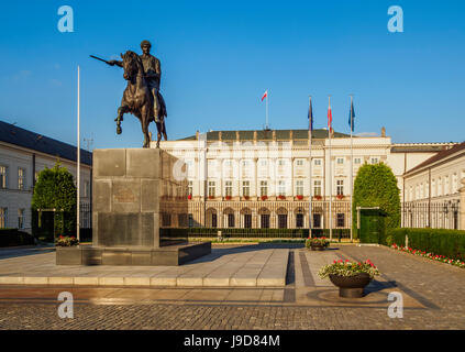 Krakowskie Przedmiescie Straße, Präsidentenpalast und Prinz Józef Poniatowski Statue, Warschau, Woiwodschaft Masowien, Polen Stockfoto