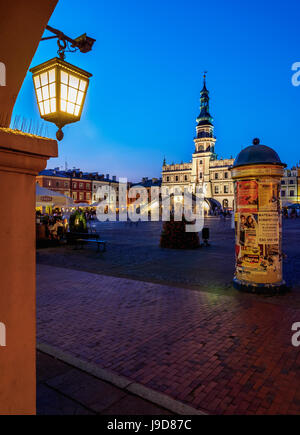 Marktplatz und Rathaus in der Dämmerung, Altstadt, UNESCO-Weltkulturerbe, Zamosc, Woiwodschaft Lublin, Polen, Europa Stockfoto