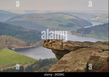 Ansicht von Hathersage Kante Ladybower Vorratsbehälter und Derwent Valley, Peak District National Park, Derbyshire, England Stockfoto