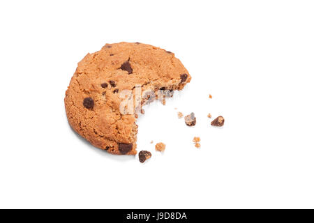 Einzelne Runde Schokolade chip Keks mit Krümel und Biss fehlt, isoliert auf weiss von oben. Stockfoto