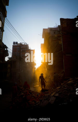 Sonnenstrahlen am frühen Abend auf den staubigen Straßen von Thamel nach Erdbeben, Kathmandu, Nepal, Asien Stockfoto