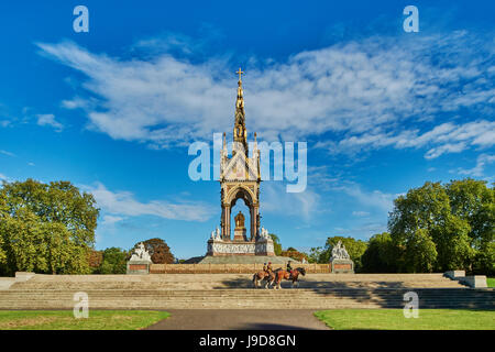 Drei schwere Pferde werden geritten, vorbei an das Albert Memorial, Kensington Gardens, Hyde Park, London, England, Vereinigtes Königreich, Europa Stockfoto