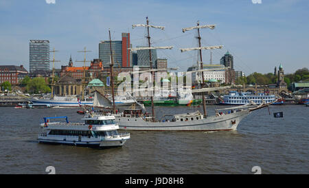 Elbe River bei Landungsbrücken, Hamburg, Deutschland, Europa Stockfoto