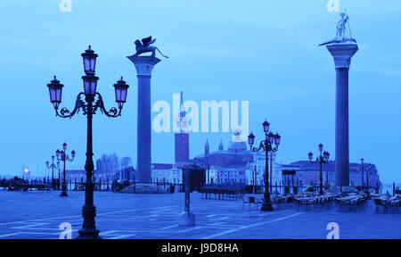 Dogen Palast und Piazzetta gegen San Giorgio Maggiore im frühen Morgenlicht, UNESCO, Veneto, Venedig, Italien Stockfoto